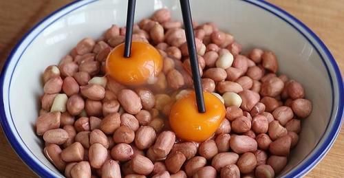  年夜饭花生好吃做法，打2鸡蛋，老做法教给你，吃一次就忘不了