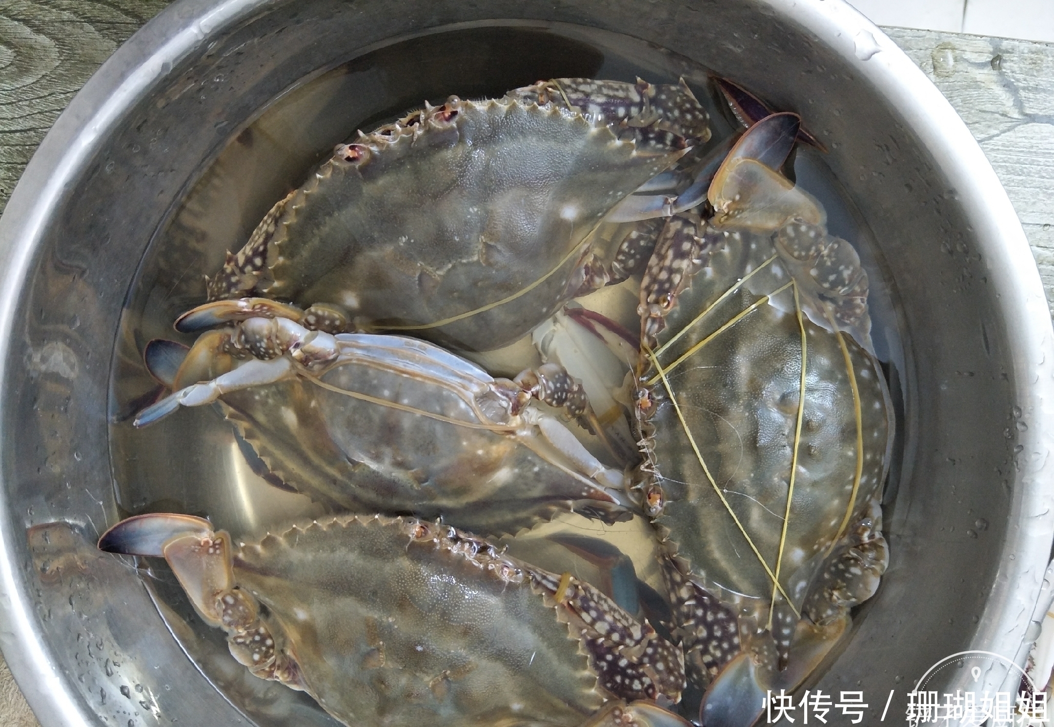 蒸螃蟹时,需要几分钟?冷水蒸还是热水蒸?教你好吃做法