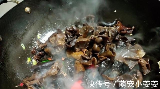 黑木耳|冬季必备的进补素菜,它排第1名,钙和铁比牛肉高,要常给孩子吃
