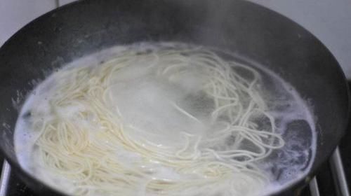 下锅的时机|煮面条时,很多人沸水下锅,难怪煮出来的面条没有口感