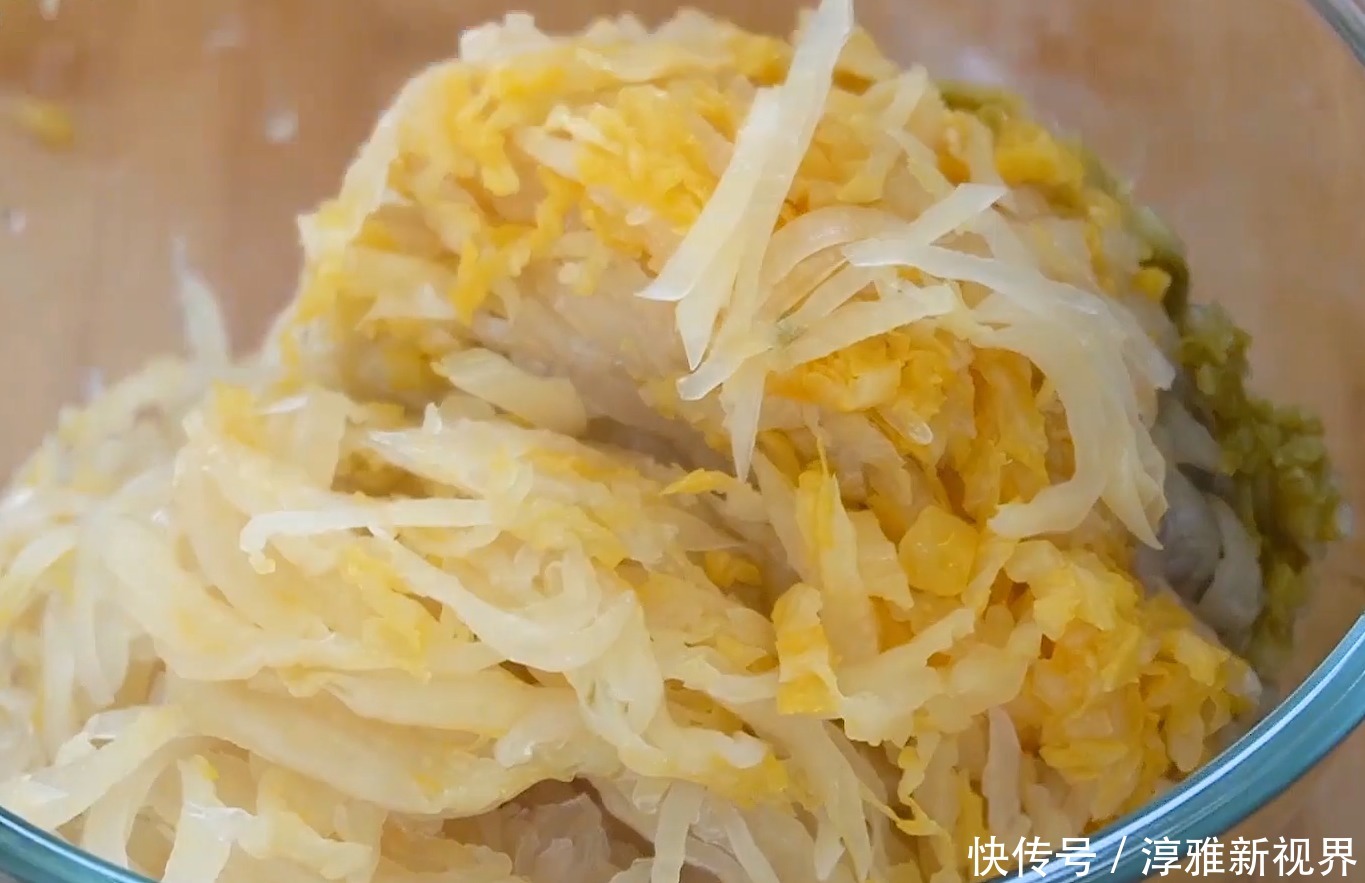 十足|用玉米面做菜饼子,外酥里软,馅料香味十足,我能吃5个,真解馋