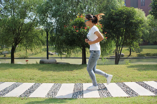 女人|判断女人老不老,别光看年龄大小,身体的4个“丑态”其实很明显