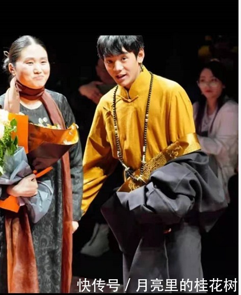 丁真首次亮相上海时装周,身穿民族服饰看秀,献花设计师