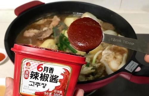  用排骨煲汤如何处理肉腥？教你一招，肉质鲜美、入口即化