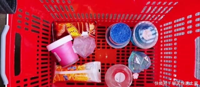  买光小卖部无硼砂泥PK！紫冰块泥vs水果假水，满满一桌谁的更仙气