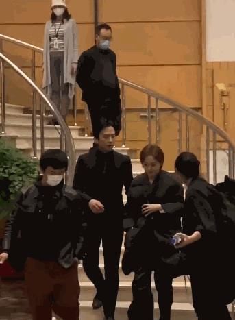 好父母！邓超孙俪工作完连夜回家陪孩子，被异性索要联系方式惹邓超吃醋紧盯