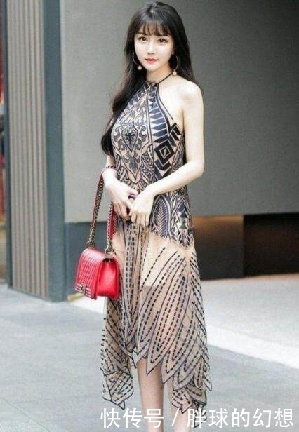 位小姐姐|街拍小姐姐一袭吊带薄纱裙,秀出优雅高贵的气质