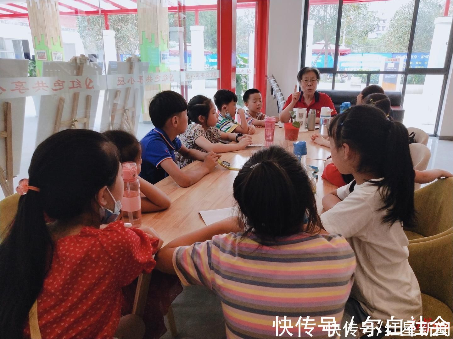 杨琼|帮接送、帮带娃……全国首创社区“共享奶奶”上线了!爸妈们:求全国推广