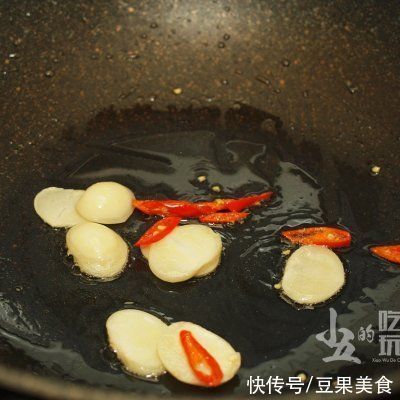 蒜头|爆炒花蛤，必不可少的金不换，加上辣椒、蒜头与酱油，味道超赞