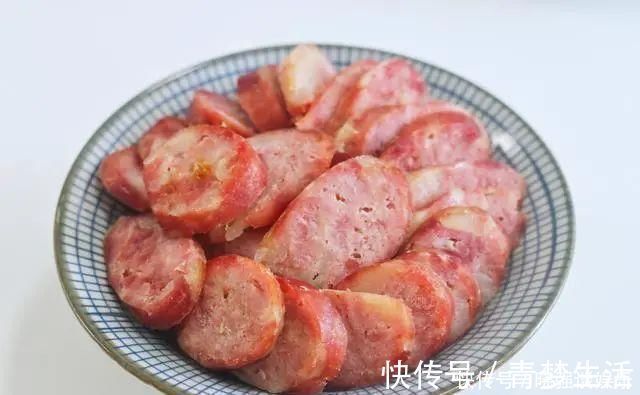 我家从去年起实行不完全分餐制,所以,我家午餐长这个样子