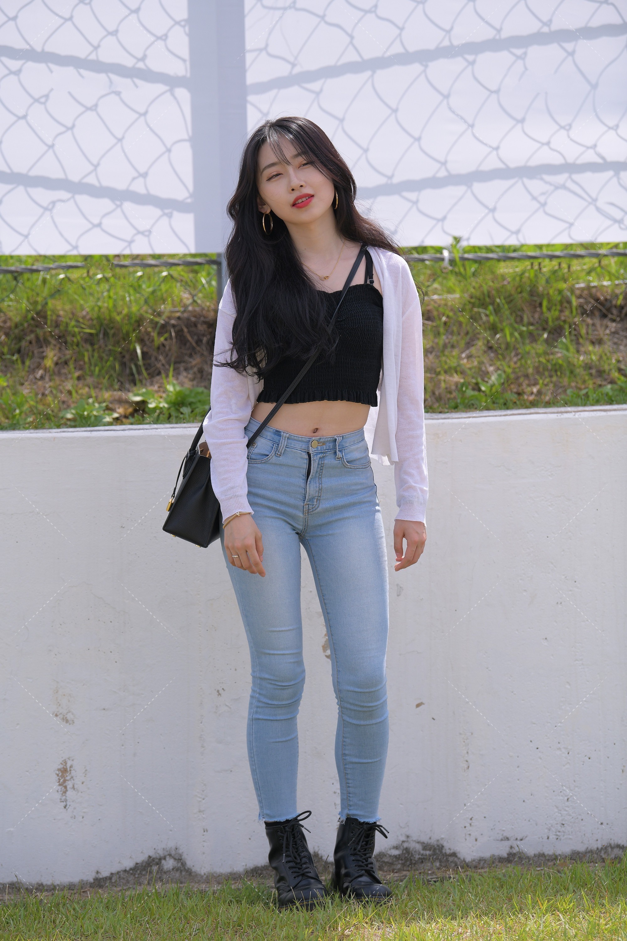 们可以选择|黑白配的搭配风格简单干净, 基础高级