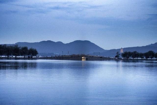 西湖#杨万里最经典的一首诗,短短二十八个字,让人有一种身临其境之感