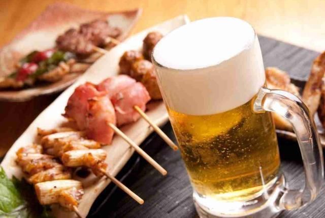 啤酒喝着好苦还胀肚?那是因为你根本不会喝。教你三招,来看看吧
