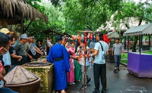 这是全世界最大的影视拍摄基地，也是众多热门影视剧取景地，走进其中美轮美奂