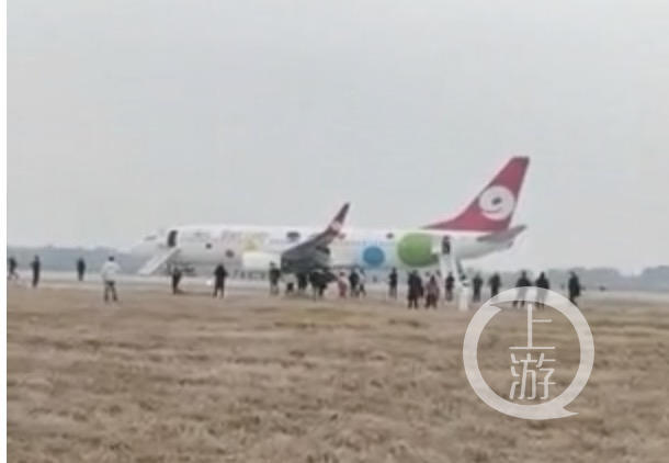 新闻记者|广州飞宜昌航班急降长沙机场，释放充气滑梯撤离乘客