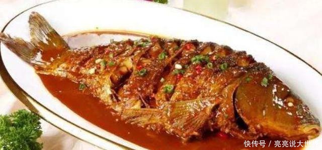 给鱼去腥,用料酒还是用醋都错了,只需一勺它,鲜嫩入味还不腥