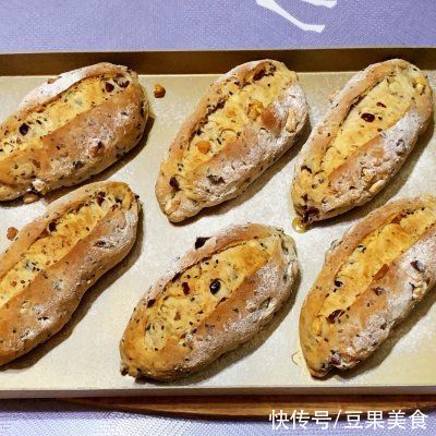 做好黑芝麻核桃蔓越莓软欧,有色有香又有味