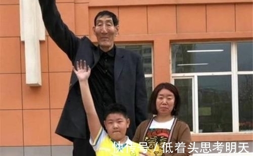 看病|中国巨人鲍喜顺:12年前不顾医生忠告执意生下一子,现在怎样
