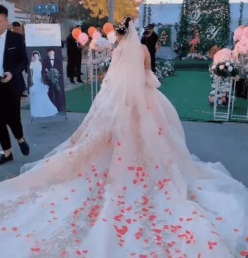 “最洋气新娘”走红，穿“无痕暗纹婚纱”引关注，网友：羡慕新郎！