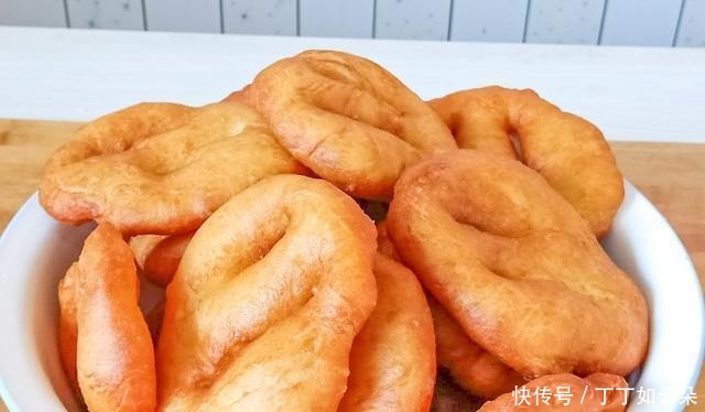 我家里祖传三代做油饼的配方,味道松软,放半个月不硬,太香了