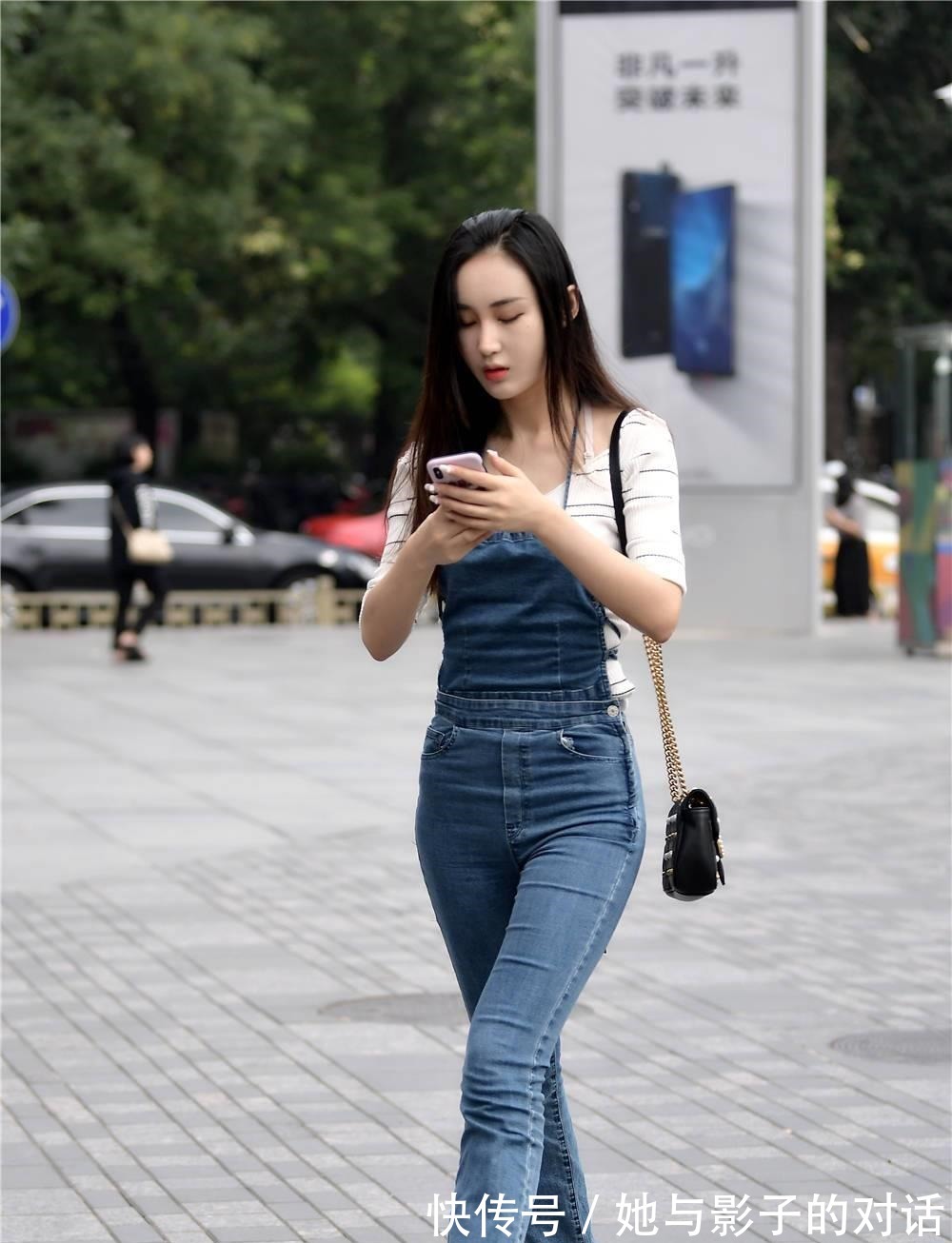 美女 牛仔背带裤,秋天穿着很独特,搭配半袖穿着更舒适