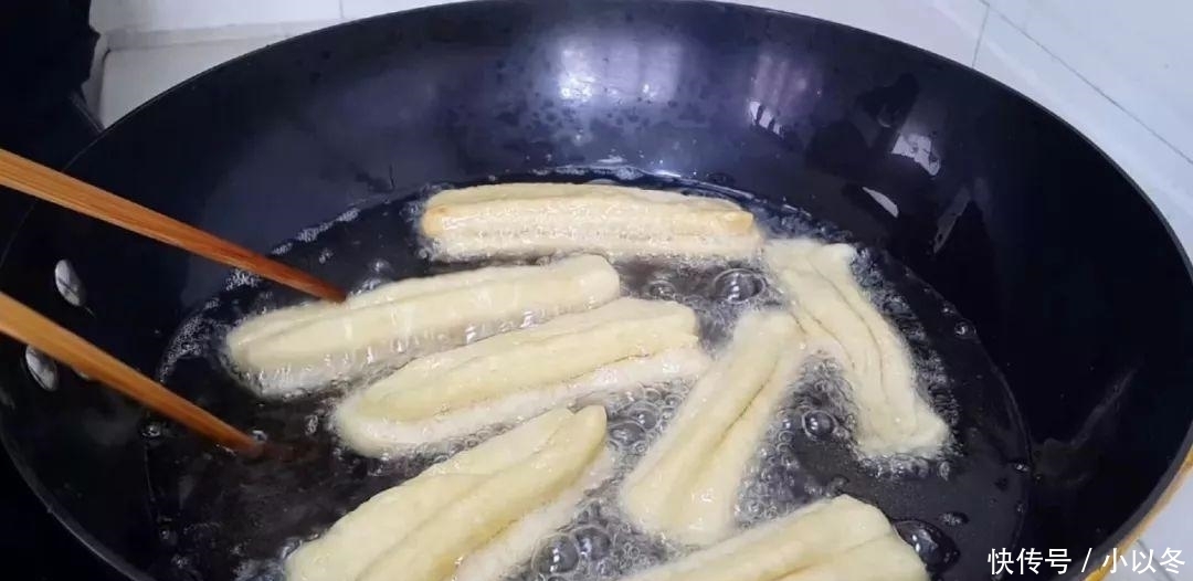 鸡蛋|1个鸡蛋,1袋牛奶,不用一滴水,在家自制小油条,比小麻花还好吃