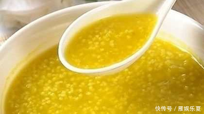 熬小米粥时,直接用水煮是错的,大厨教你一招,米粥香浓油润好喝