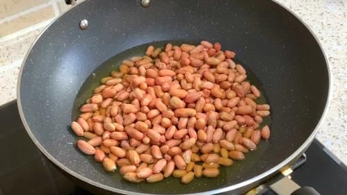 炸花生米时，直接下锅是不对的！多加一步，花生米更酥脆还不返潮