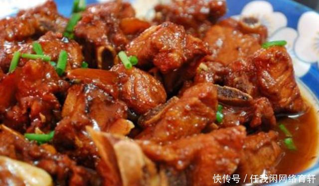 需加|洗排骨,用碱或焯水都错了只需加勺它,洗得干净,没一点腥味