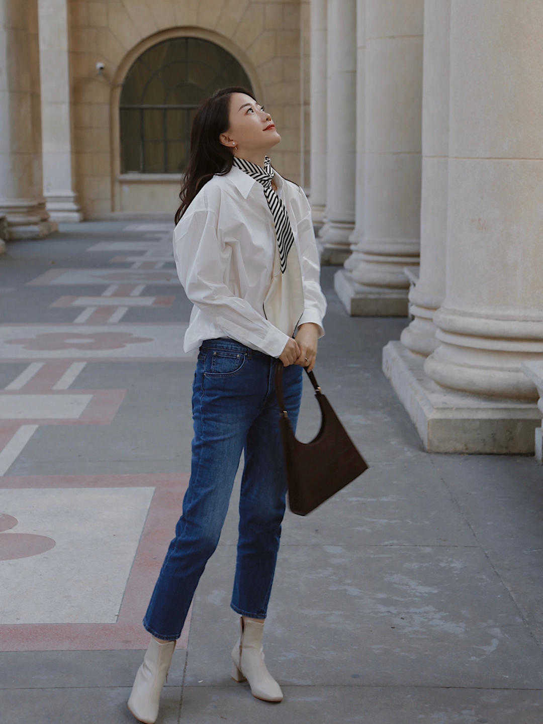 时尚博主|经典大气的初秋穿搭示范,衬衫搭配牛仔裤干练简约,洒脱时髦