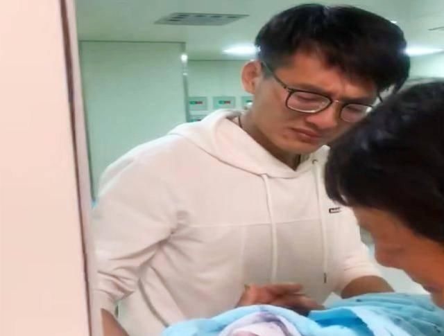 产房|宝妈二胎分娩,产房外只见女儿孤单身影,孩子的话惹人心疼