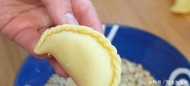 老妈用30年老方法做传统小吃,10分钟做好,香甜酥脆,越嚼越香