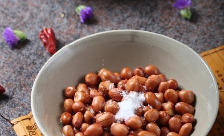 发潮|炒花生米,直接下锅炒就错了大厨教你几步,花生香脆不会发潮