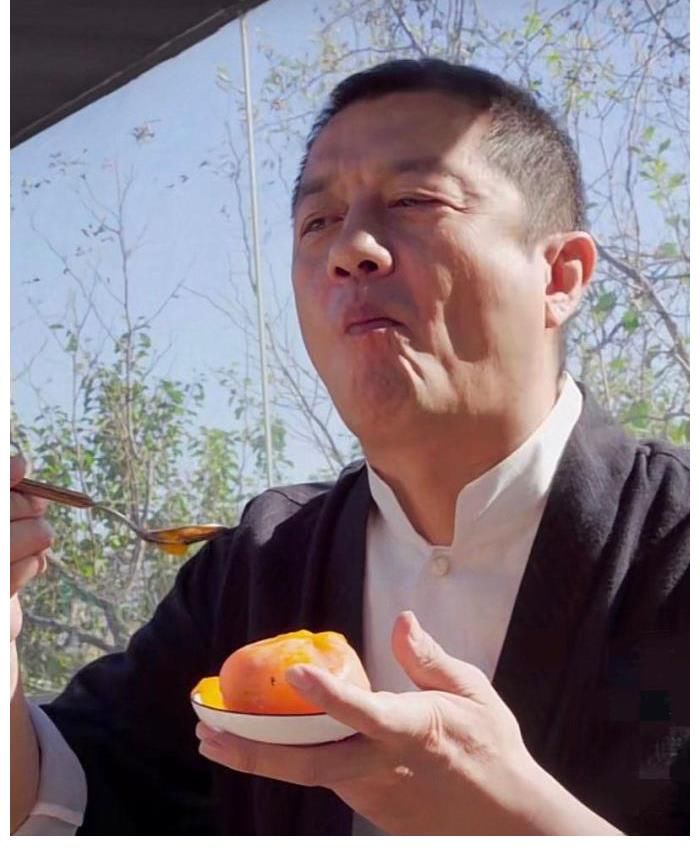 李亚鹏在山间吟诗作对，还用汤勺吃柿子，网友：好尴尬的样子！