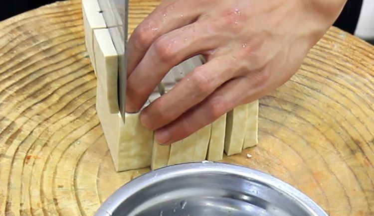 回锅豆腐怎么做鲜嫩又不破碎，厨师长教你小技巧，焦香鲜嫩又营养