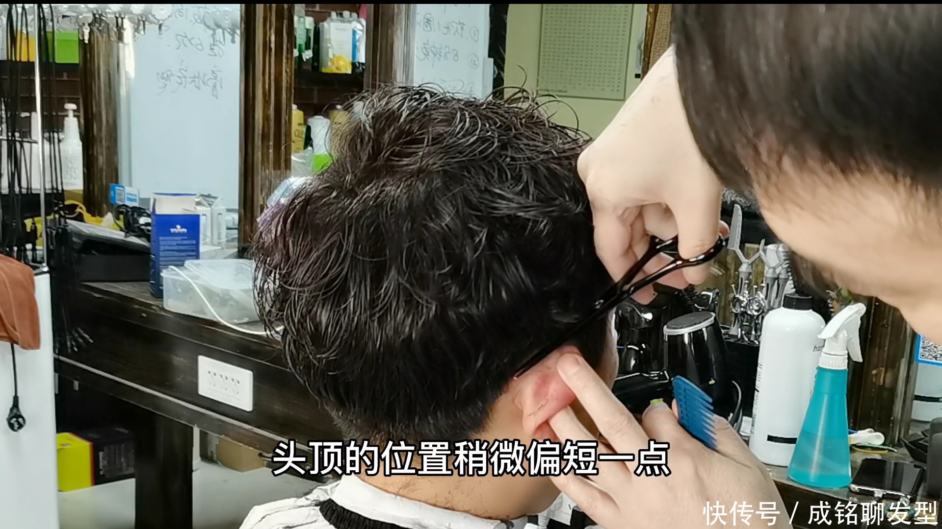 50岁女人短发这样做，发根蓬松烫+发尾纹理烫，减龄干练又显气质