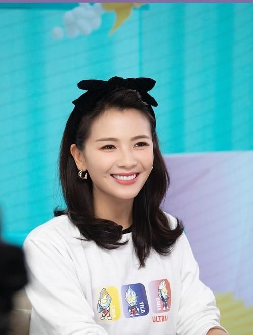 王鸥 四十岁的女人适合戴什么样的耳环?珍珠耳环不错,复古优雅又高贵