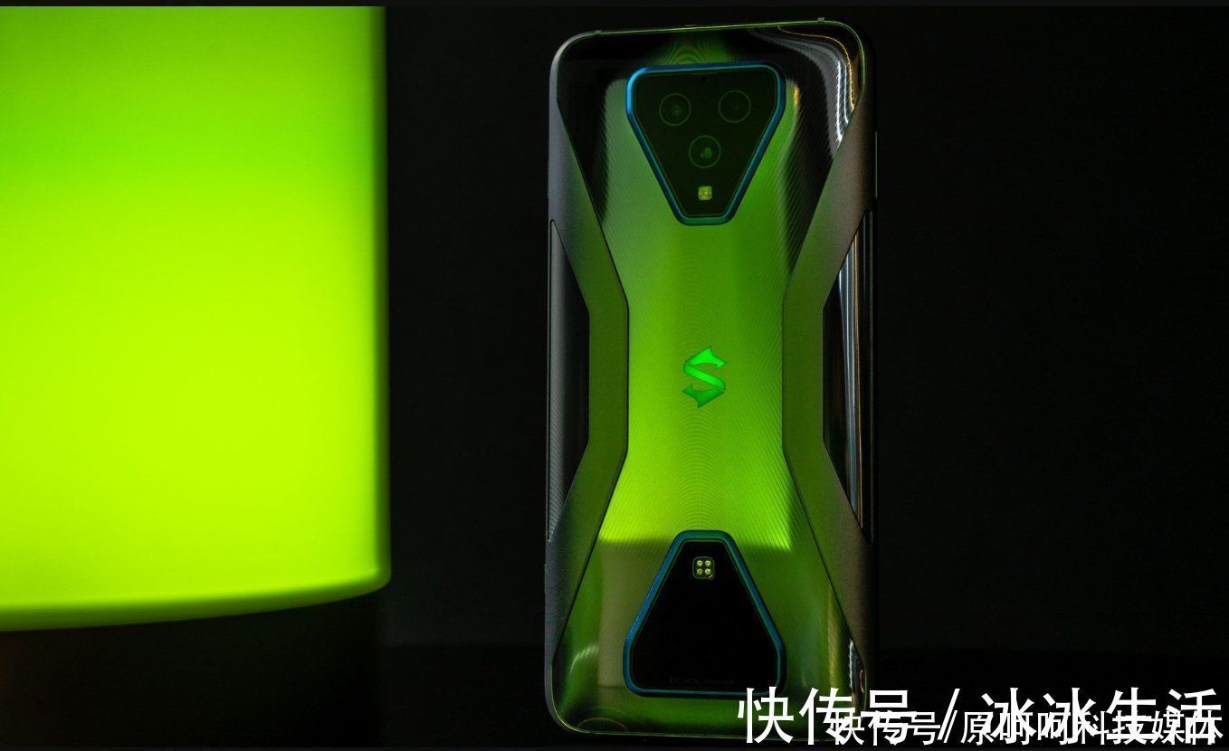 黑鲨|华硕 Phone3挑战黑鲨3 Pro：强悍的屏幕，硬件更彪悍