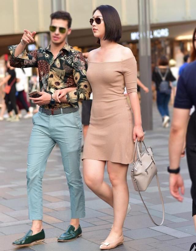 脂肪体|微胖女生的夏日穿搭术,选择款式修身的一字肩短裙,清凉又靓丽