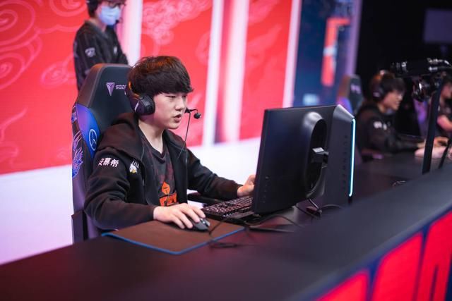 LPL|阿水成LPL牌面！电竞颜值担当JKL登上杂志封面，粉丝：有亿点帅