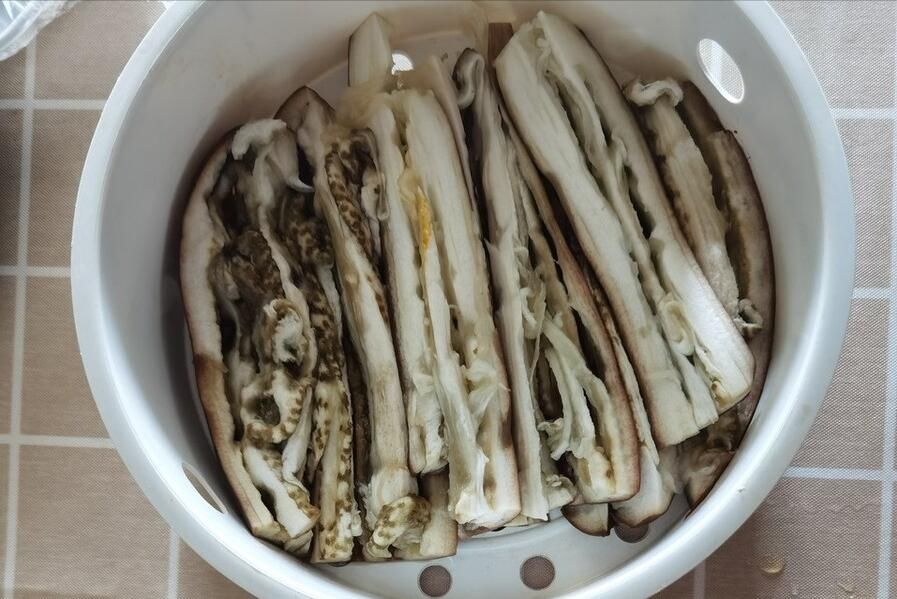 步骤|蒸茄子，不可直接上锅蒸，多加一步骤，茄子鲜嫩不发黑，更有食欲