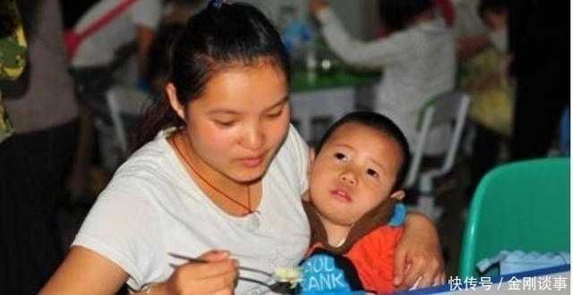 主动权|4岁宝宝在家要喂饭,到幼儿园吃饭别提多香,老师的话道出真相