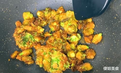 这道菜|大葱的花苞是个宝，不蒸不煮不凉拌，这样做，上桌就抢光，太香了