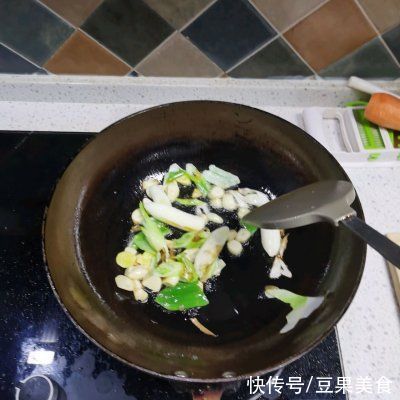 快手|简单快手又下饭的酱汁蛏子吃起来那叫一个香