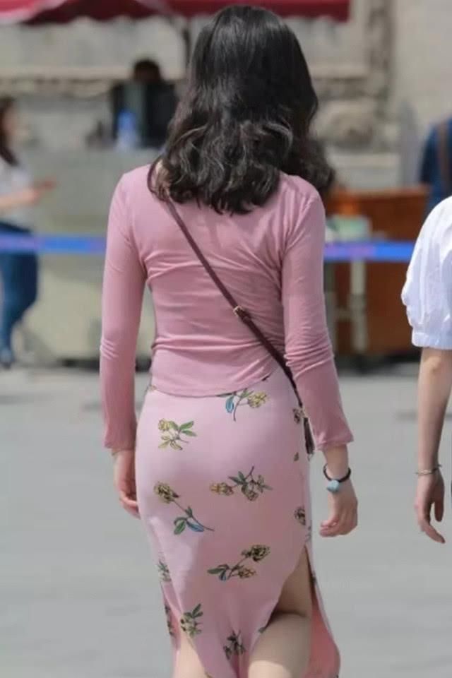 好看|街拍美女:粉色系小姐姐,印花裙装好看又时尚,网友:又土又潮
