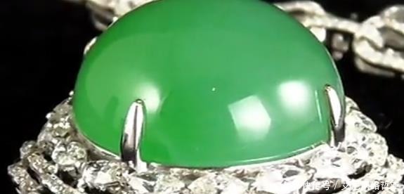 站不稳|大姐十年前用辆车换的蛋面翡翠,今想用其换套房,鉴定后站不稳