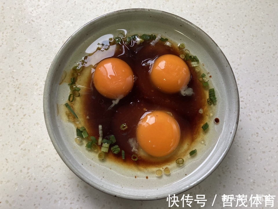 鸡蛋|三个鸡蛋加根葱,这样蒸一蒸,八分钟就出锅,鲜香美味很下饭