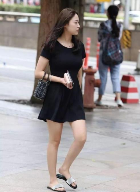 街拍:大大的眼睛时尚灵动的气质美女,黑色的连衣裙优雅大气美观