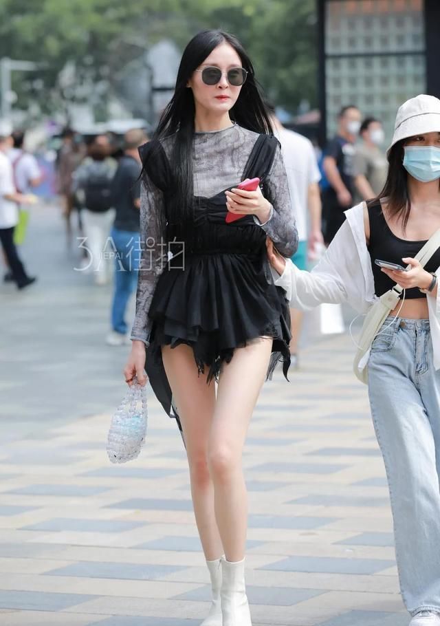 穿搭|街拍：皮肤白皙的小姐姐，一身气质短裙穿搭，秀出修长的美腿