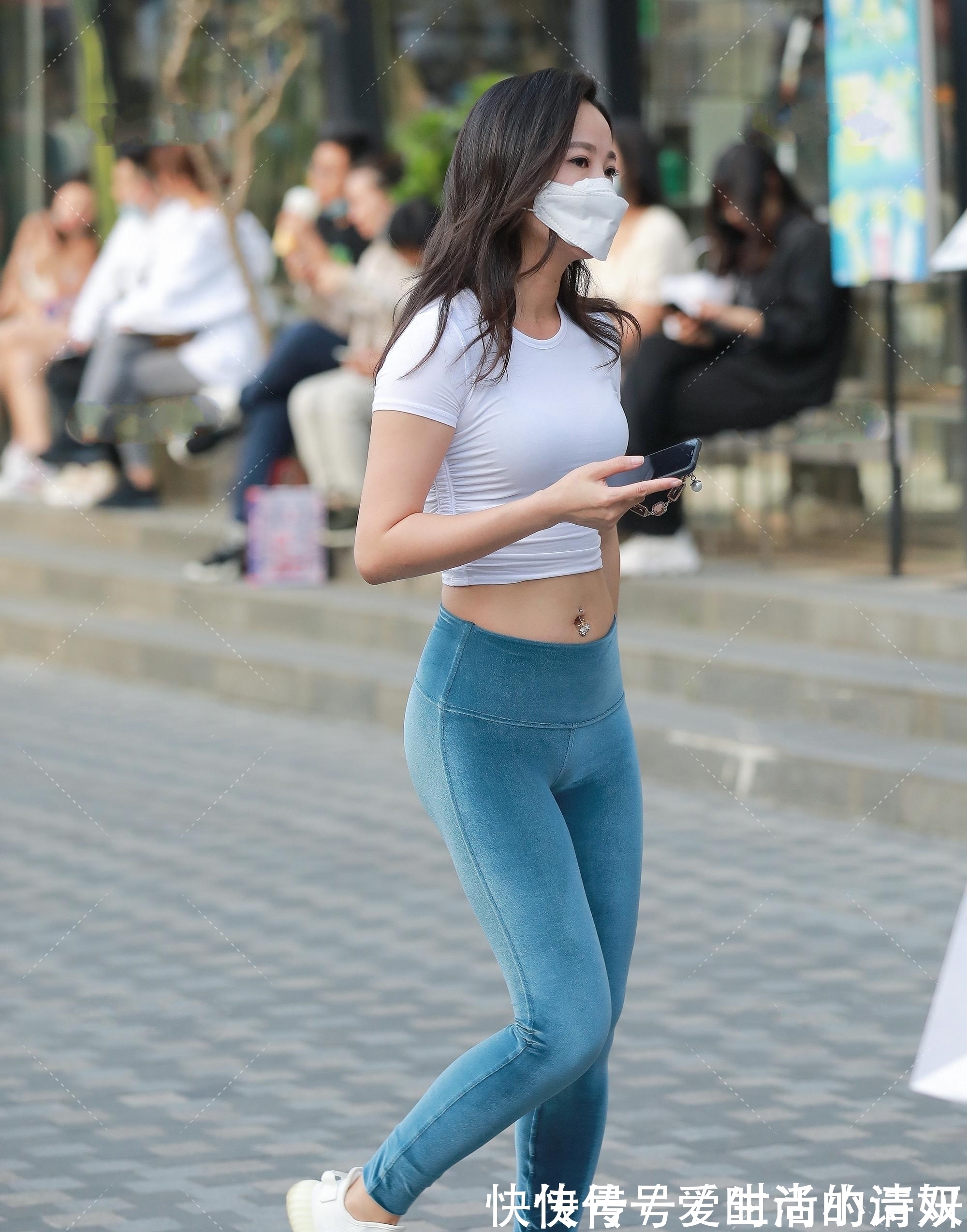 紧身 丝绒面料紧身裤搭配奶白短袖,清新亮眼贵气十足,这偏光色好绝